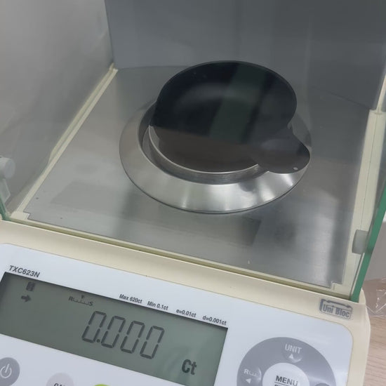 即納在庫のラウンド 1.0ct D/VVS1 をカラット秤に載せて実測（1.006ct）する動画