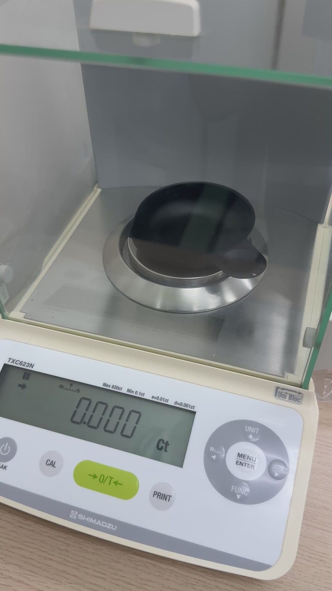 即納在庫のラウンド 1.0ct D/VVS1 をカラット秤に載せて実測（1.006ct）する動画